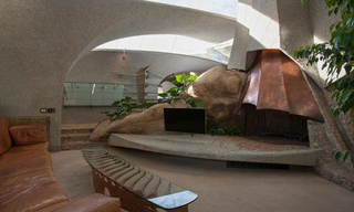 Illustration for article titled Desert house looks like Mars outpost outside and Game of Thrones inside
